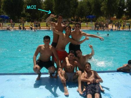 la je suis evec les amis au piscine
